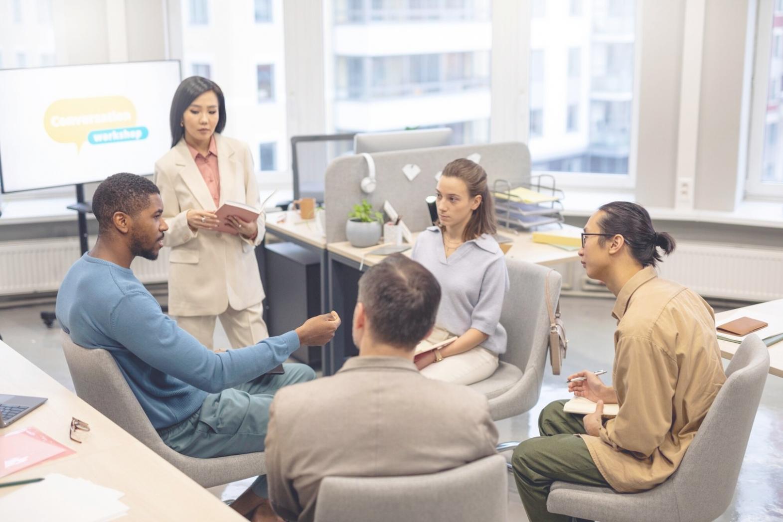 Analyse de données financières sur écrans multiples montrant graphiques et tendances de marché