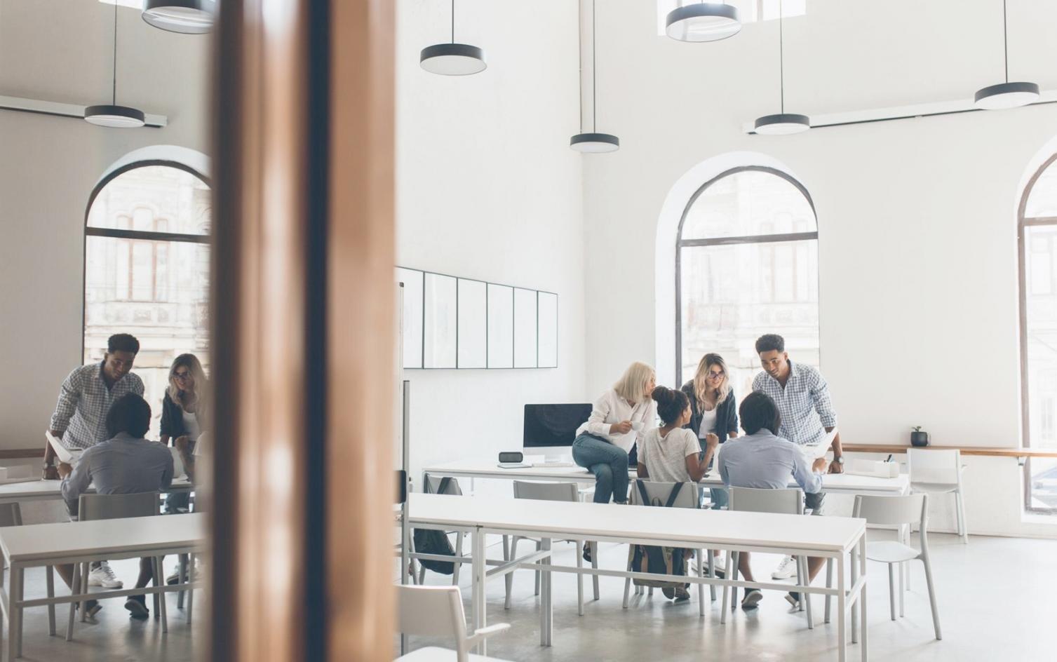 Équipe d'analystes financiers travaillant en collaboration sur des projets d'investissement