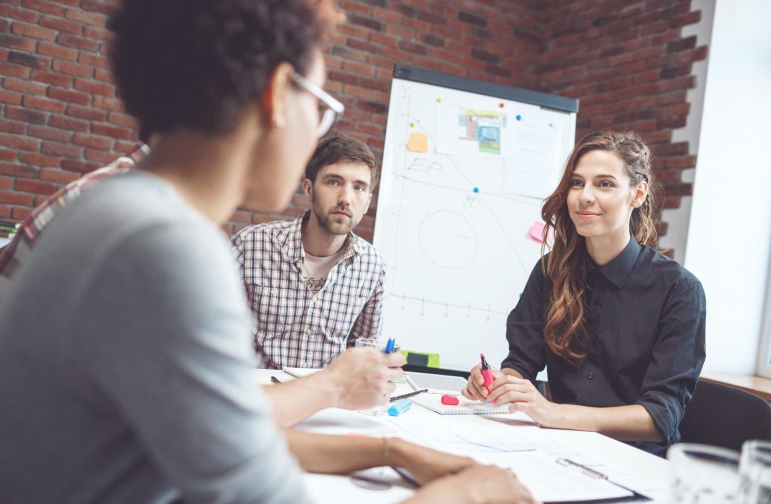 Vue d'ensemble du quartier financier européen avec buildings modernes et architecture contemporaine