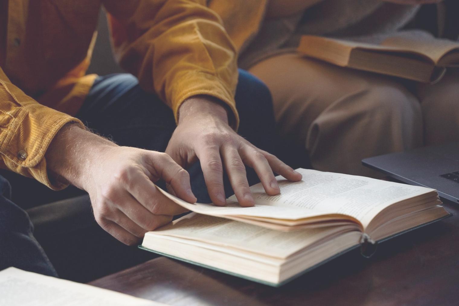 Équipe d'analystes financiers travaillant sur des données de marché